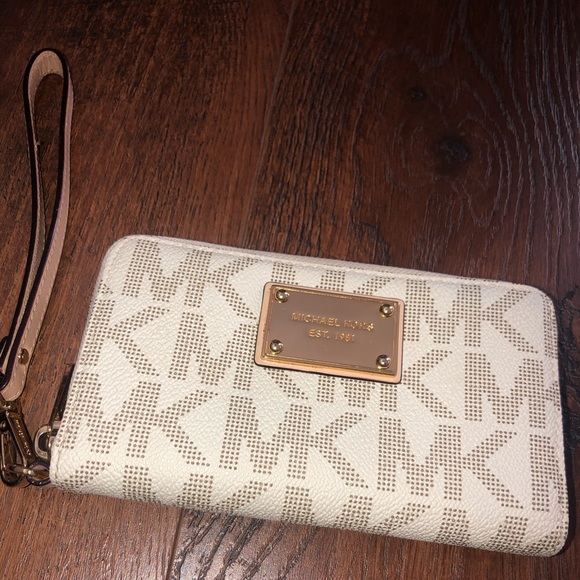 Michael Kors Handbags - Michael Kors wristlet ✨